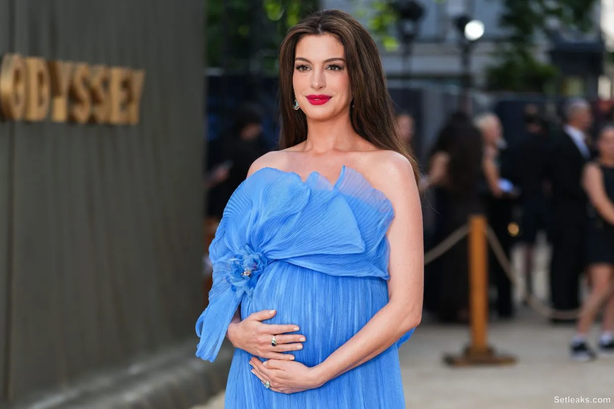 Anne Hathaway Says 'Princess Diaries 3' Is Back on Track