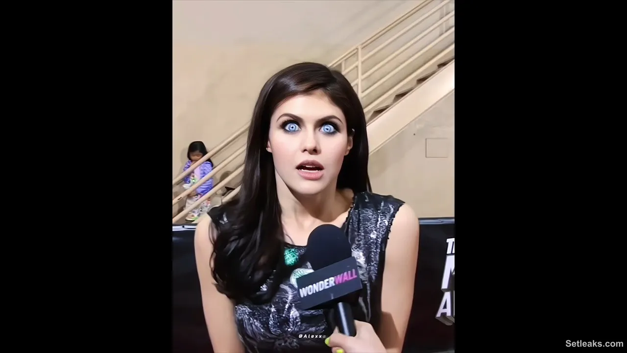 Just keep looking at her ocean eyes 👀💓#eyes #alexandradaddario #ytshorts