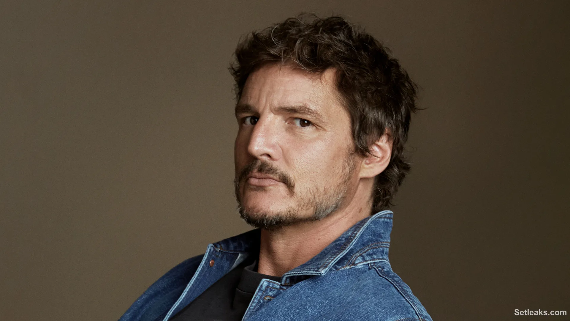 Pedro Pascal, perché aveva un braccio fasciato ai Golden Globes 2024 ...