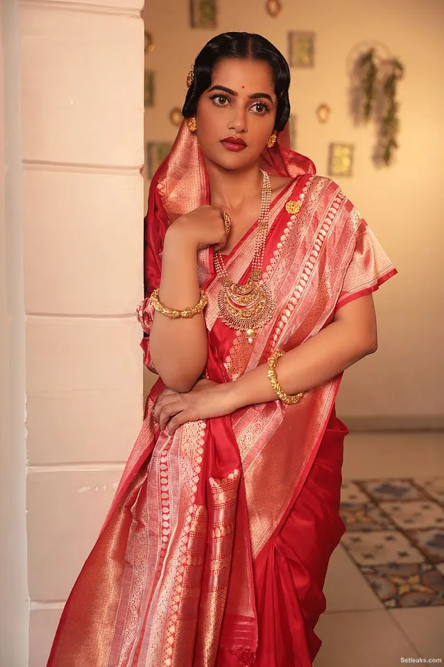 Actor Ushasi Ray as a modern bride in this purple Benarasi