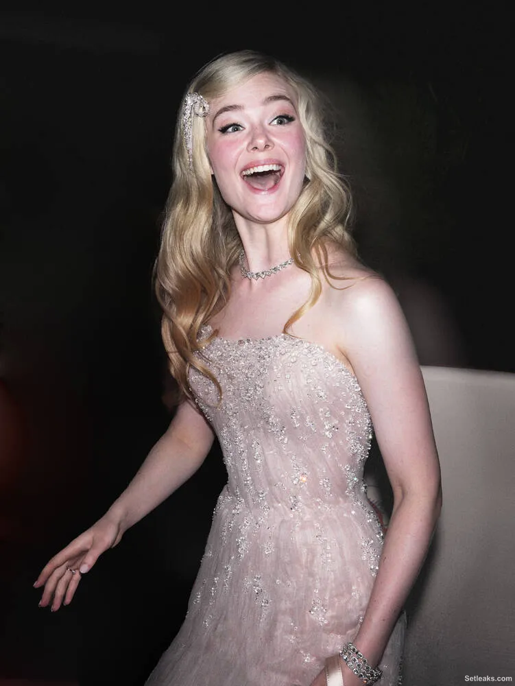 Elle Fanning Porträt (2022) Bild - Kaufen / Verkaufen