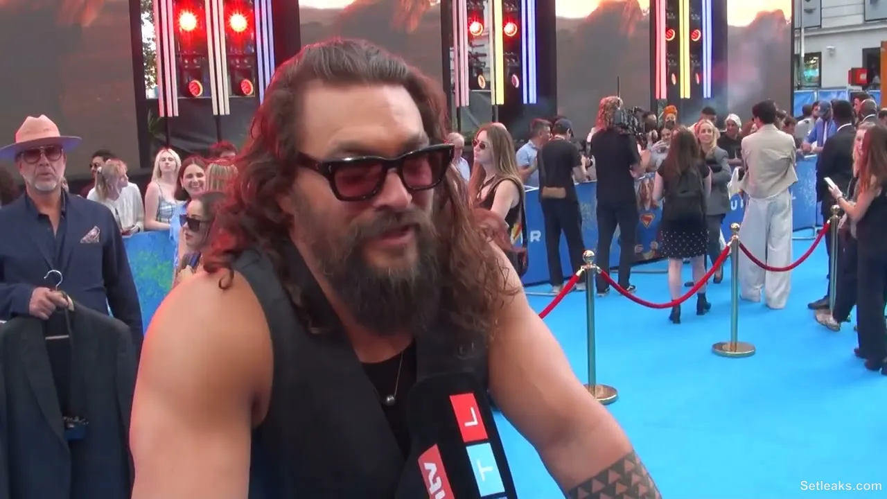 How did Jason Momoa sees himself on Screen? Interview SUPERGIRL Lobo at the blue carpet DCU funny