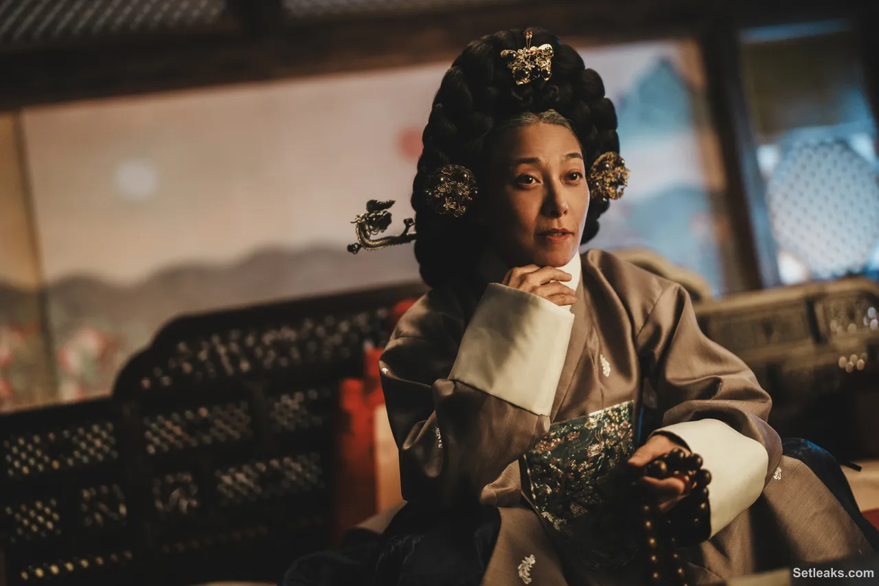 Jang Young-nam praised for queen dowager role in 'The East Palace'