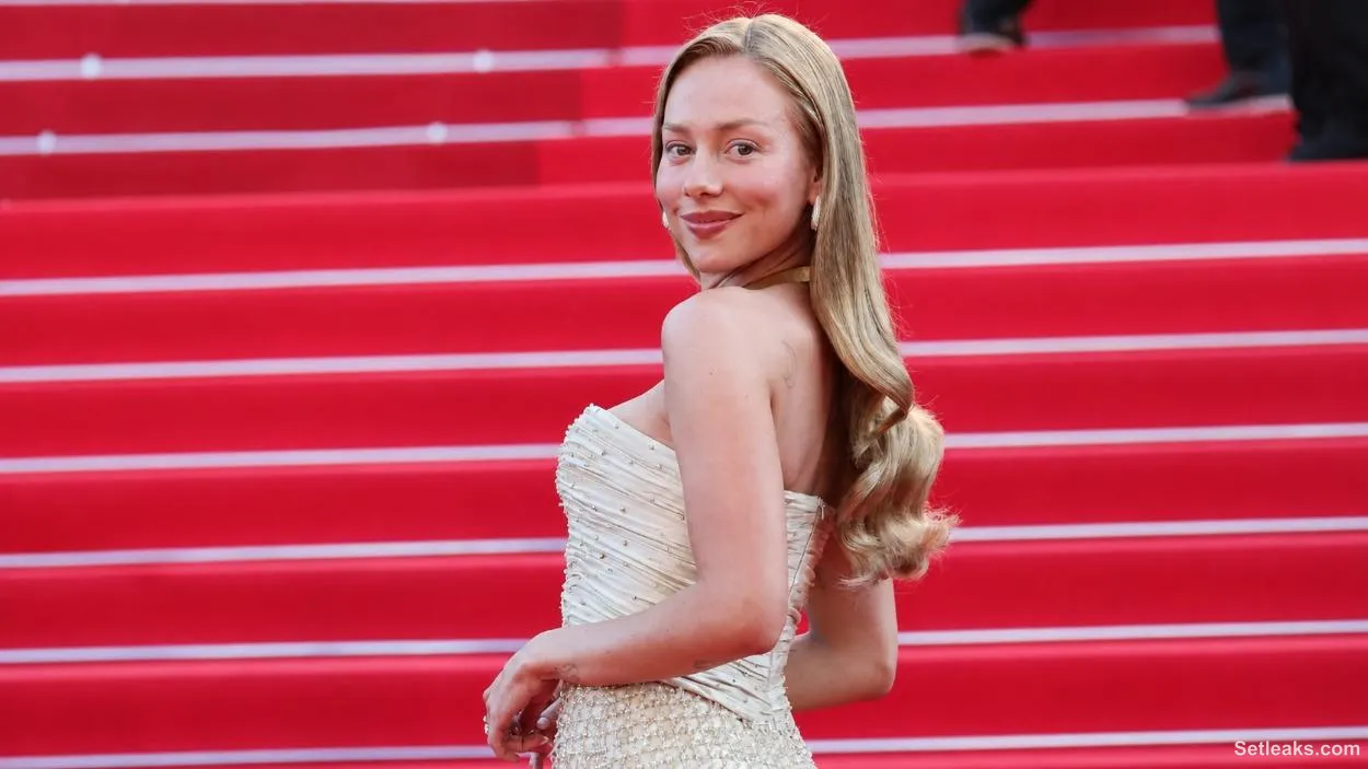 Ester Expósito conquista Cannes con el look más luminoso y sofisticado ...