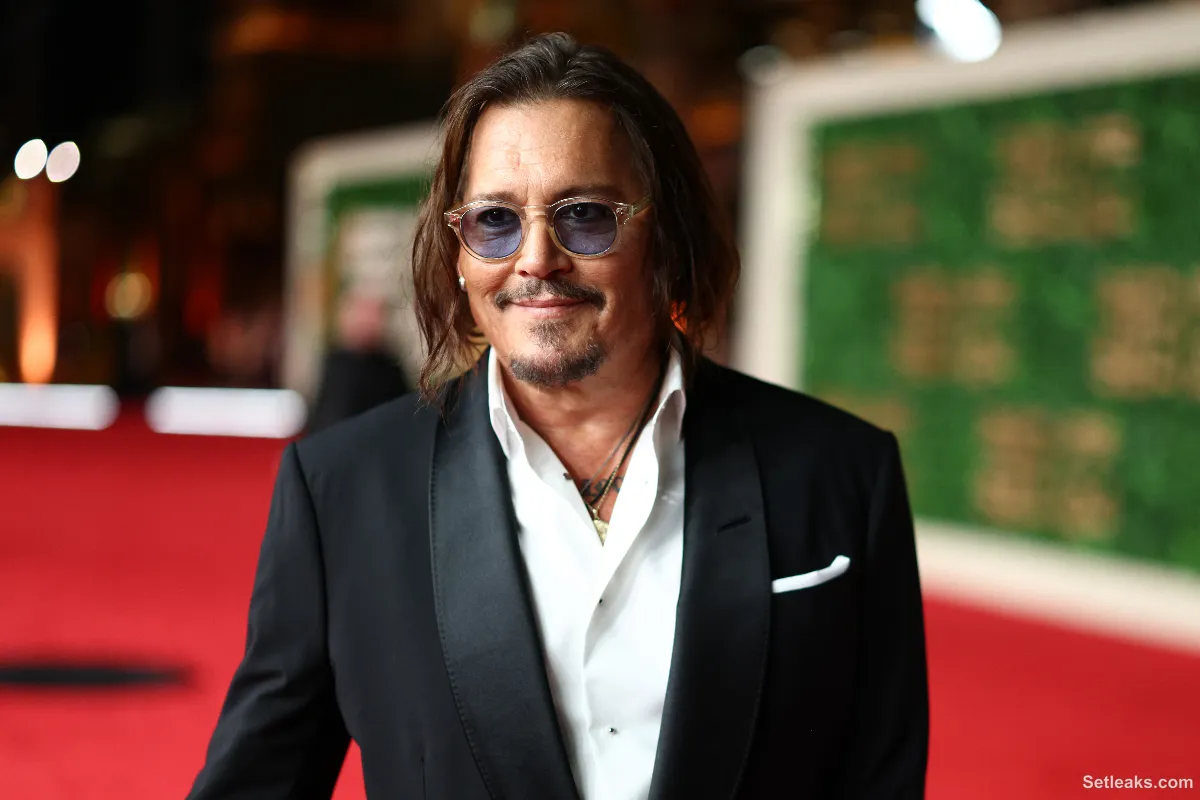 Johnny Depp felismerhetetlen ősz szakállal | Marie Claire