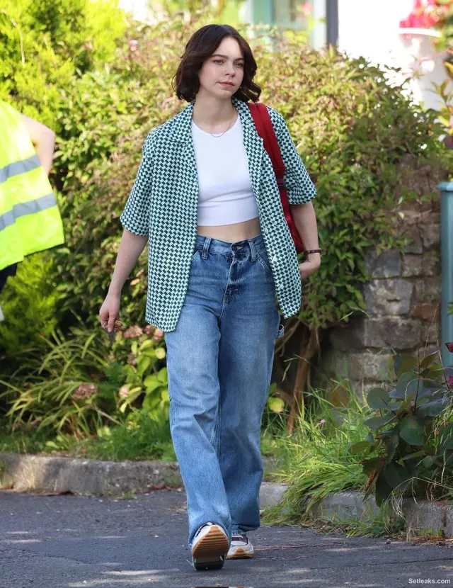 Behind-the-scenes picture of Emma Myers from ( A Good Girl's Guide to Murder ) : r/EmmaMyers