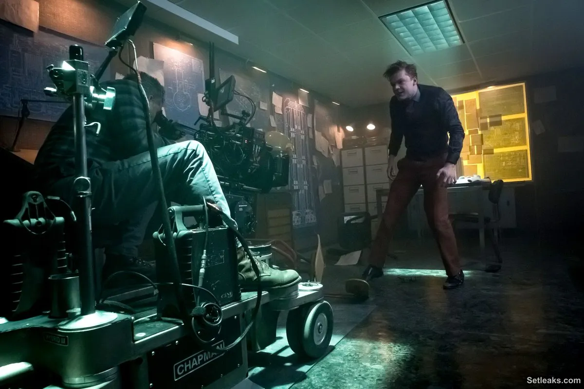 No Spoilers] Behind The Scenes Photo Of Jeremiah's Transformation Scene. The Lighting looks amazing. : r/Gotham