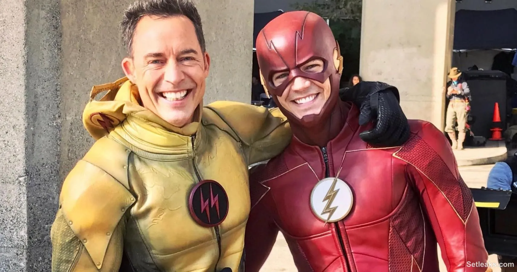 10 Best Behind The Scenes Photos From The Flash