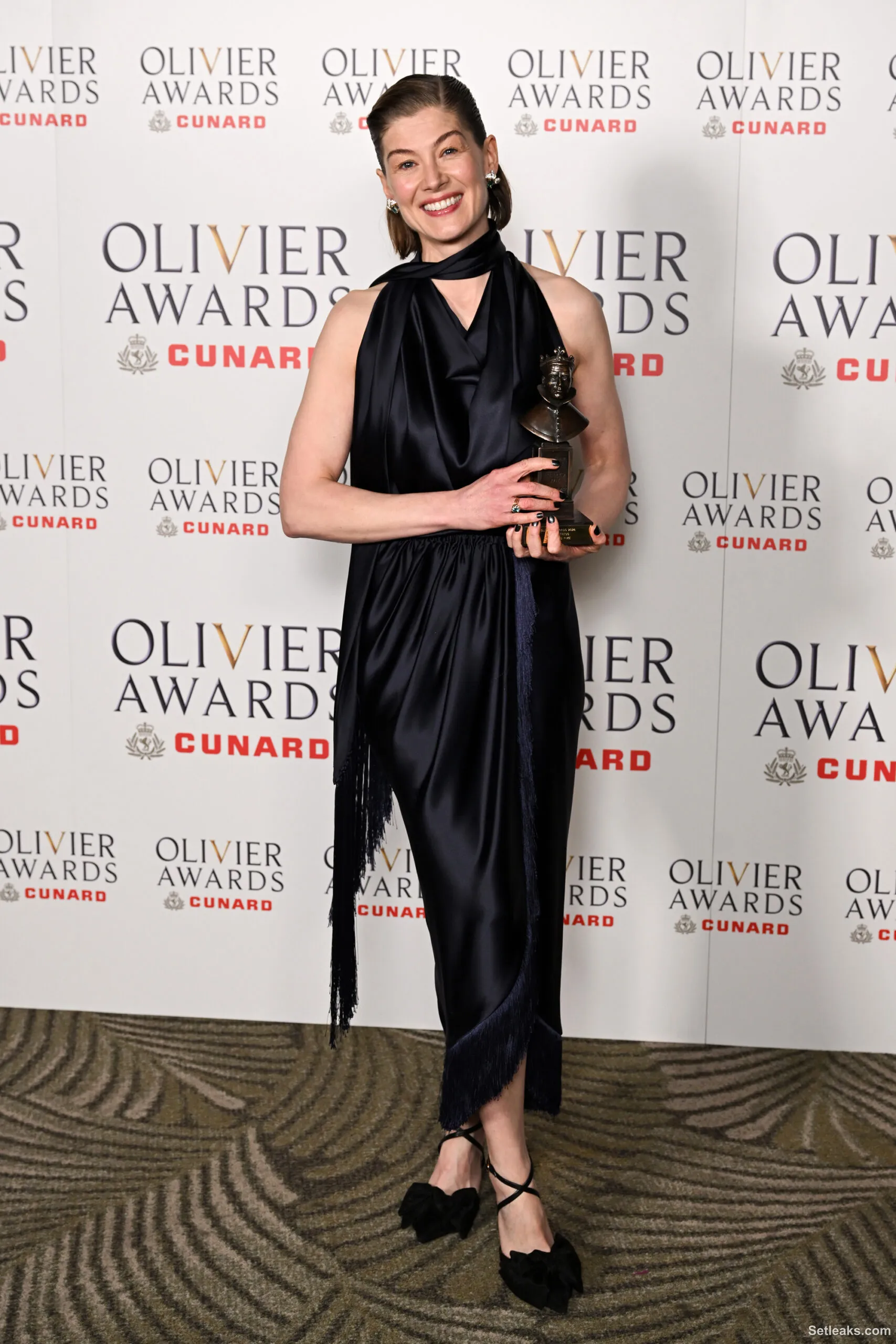 Rosamund Pike Calls Out Audience Member for Texting During West End ...