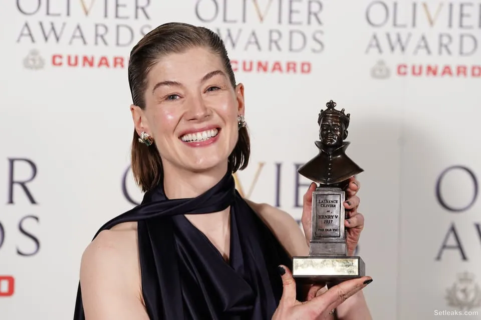 Rosamund Pike keeps cool after performance interrupted by phone alarm ...