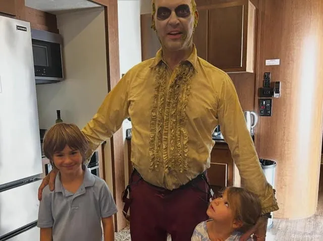 Michael Keaton behind the scenes of 'Beetlejuice Beetlejuice' (2024) with his grandkids : r/Moviesinthemaking